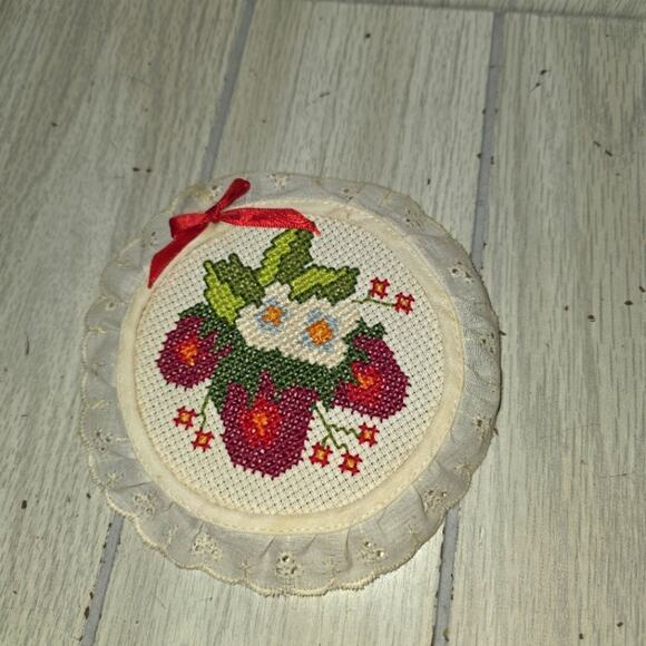 Vtg Handmade Strawberry Cross-Stich With Eyelet Ruffled Edge Wall Hanging Mini - Picture 1 of 4